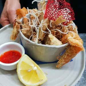 Calamaretti occhi di canna** fritti accompagnati da marmellata di peperoncini