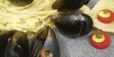 Spaghetti-con-Cozze-e-pecorino-romano