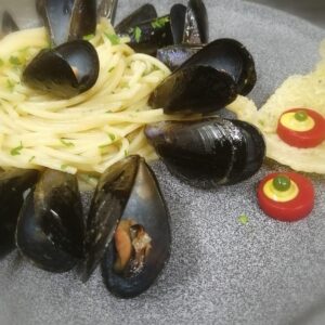 Spaghetti con Cozze e pecorino romano