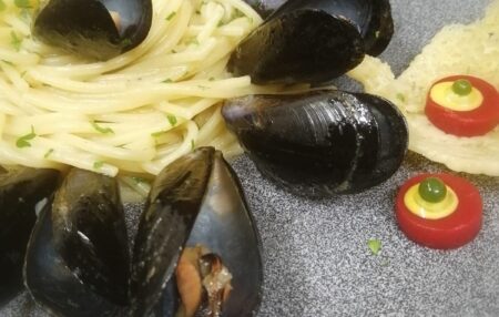 Spaghetti con Cozze e pecorino romano