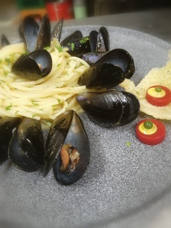 Spaghetti-con-Cozze-e-pecorino-romano