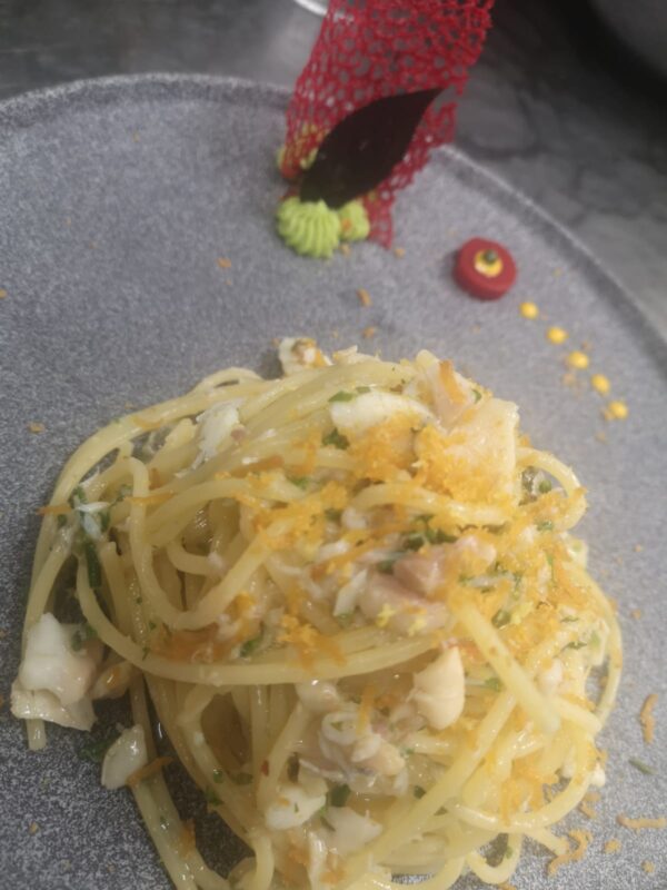 Spaghetti-trafilati-al-bronzo-con-sfilettato-e-bottarga-di-muggine