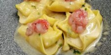 Tortelloni-con-tartare-di-Gamberi-rossi-e-con-Bisque-di-Crostacei