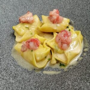 Tortelloni con tartare di Gamberi rossi e con Bisque di Crostacei