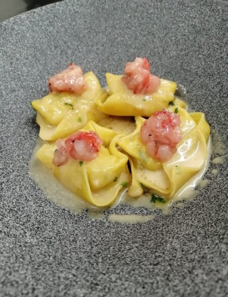 Tortelloni con tartare di Gamberi rossi e con Bisque di Crostacei