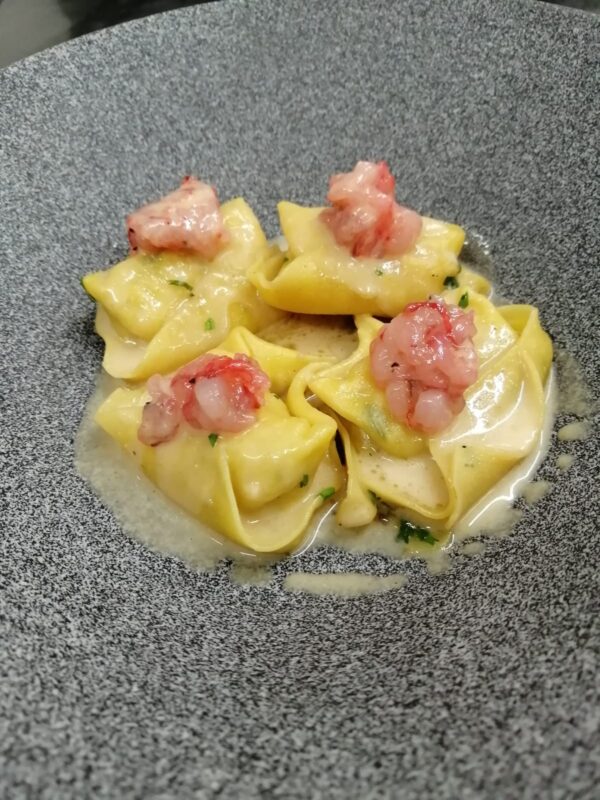 Tortelloni-con-tartare-di-Gamberi-rossi-e-con-Bisque-di-Crostacei