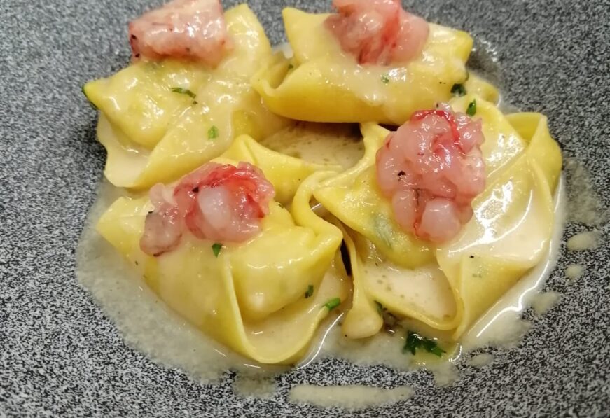 Tortelloni con tartare di Gamberi rossi e con Bisque di Crostacei